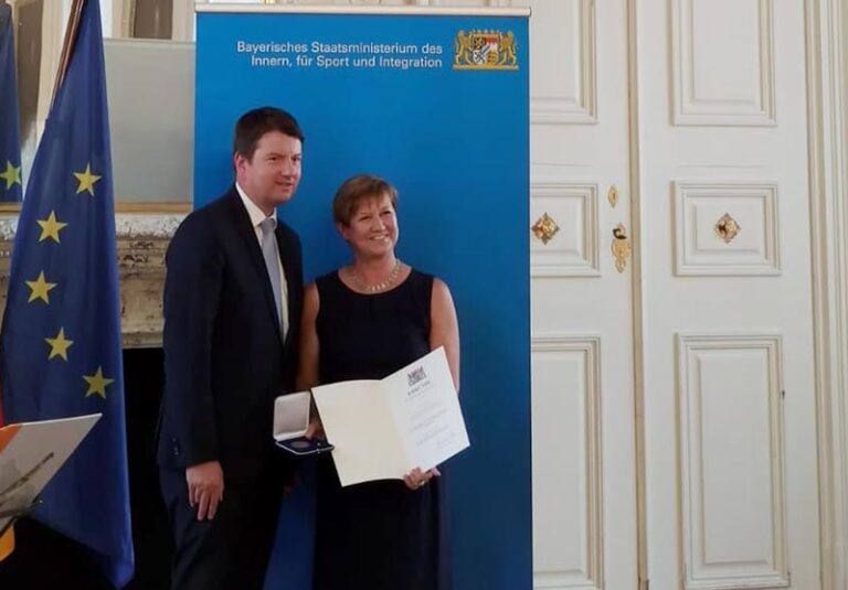 Bezirksrätin Bärbel Imhof erhält Kommunale Verdienstmedaille in Bronze