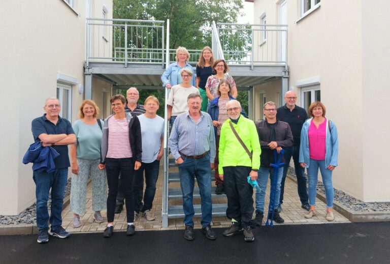 Grüne besichtigen die Flüchtlingsunterkunft am Hirschfeld