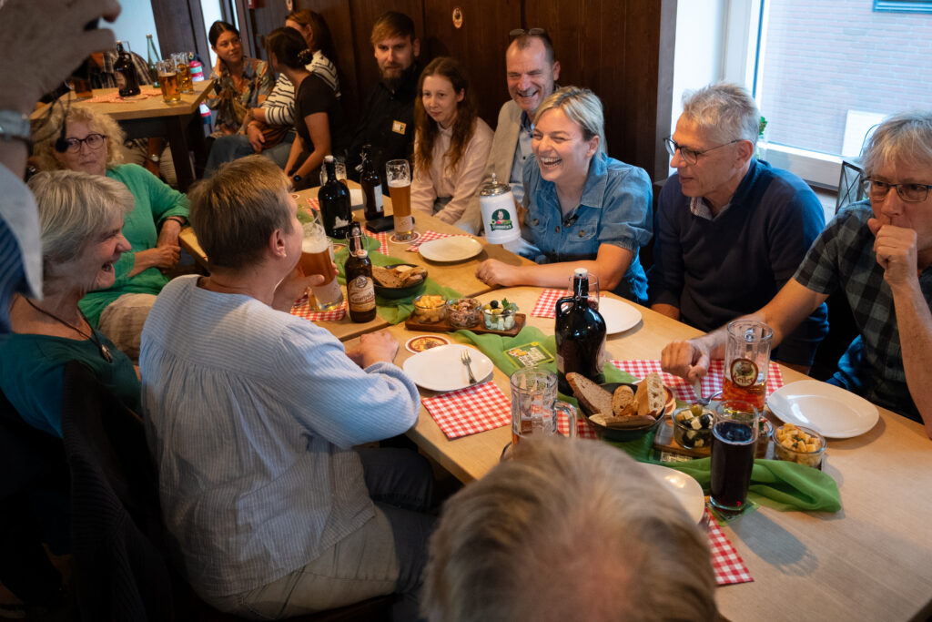 Katharina Schulze mit Gästen bei Schulzes Stammtisch Spezial