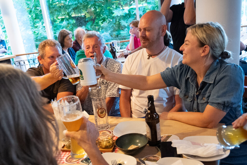 Katharina Schulze mit Gästen bei Schulzes Stammtisch Spezial