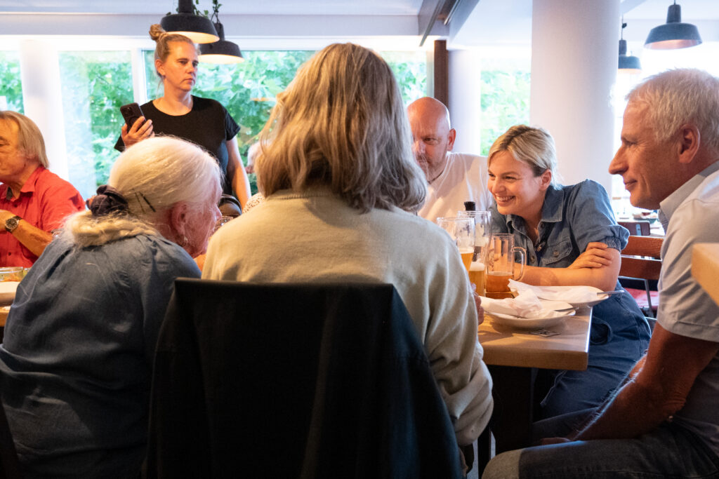 Katharina Schulze mit Gästen bei Schulzes Stammtisch Spezial