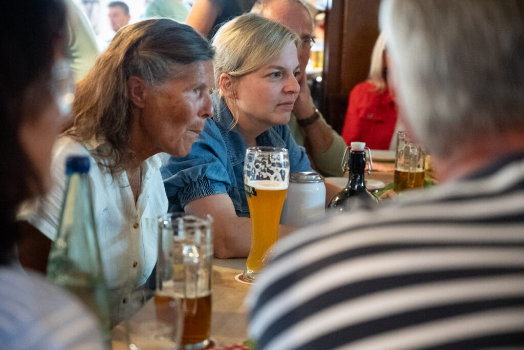 Katharina Schulze mit Gästen bei Schulzes Stammtisch Spezial