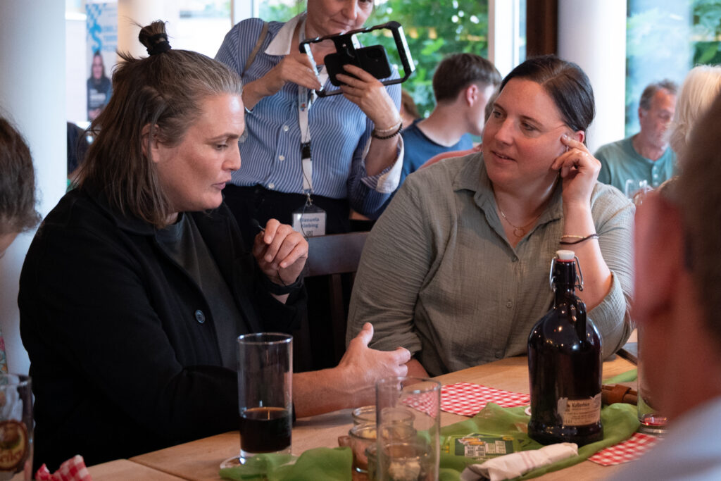 Nadine Angerer mit Gästen bei Schulzes Stammtisch Spezial